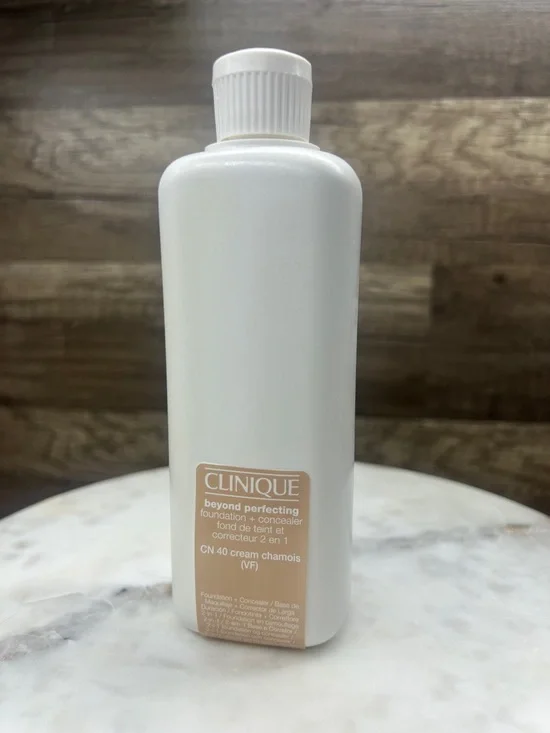 Clinique Beyond Perfecting Foundation + Concealer CN 40 CREAM CHAMOIS - Picture 2 of 8